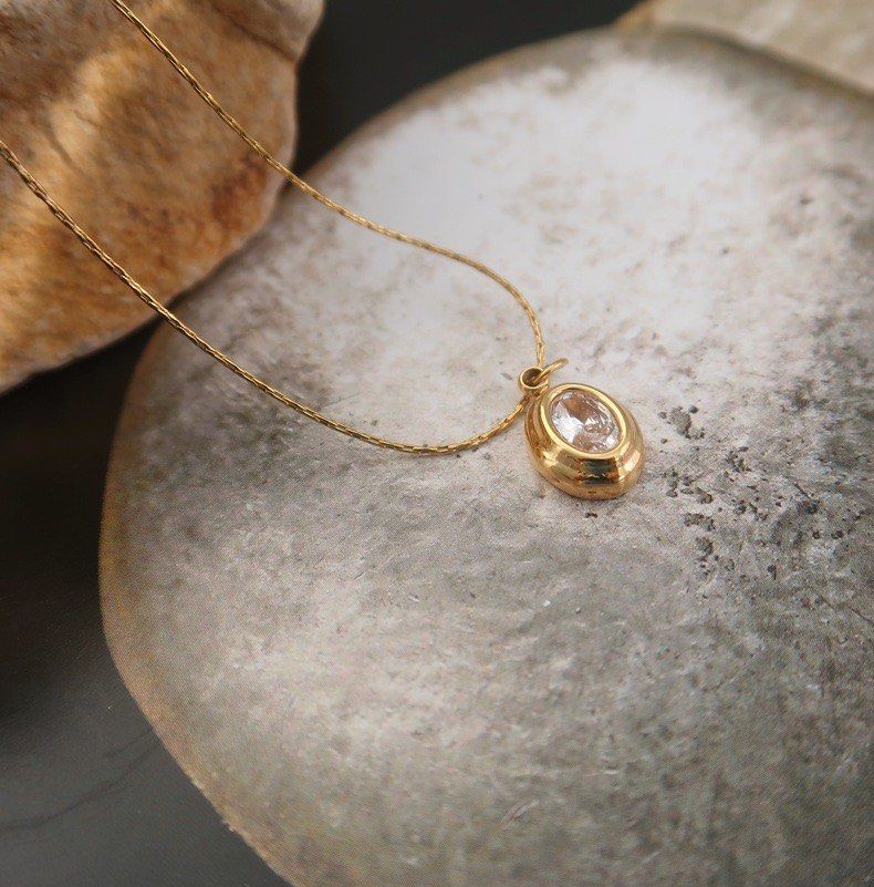 Oval Vintage Pendant Gold Necklace
