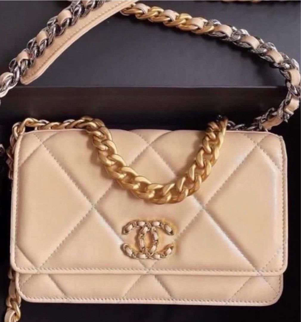 Chanel 19 shop woc beige