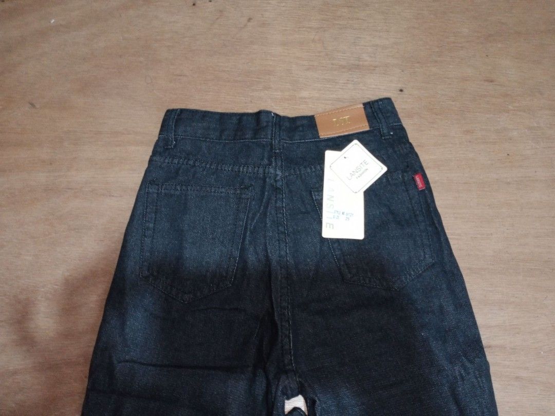 Black Baggy Mom Jeans (Category: Jeans) located in Batangas. Submitted by aintjayy (Listing ID 1218599616, Image 2). Description: - 24-25 - 39 inches - brand new.