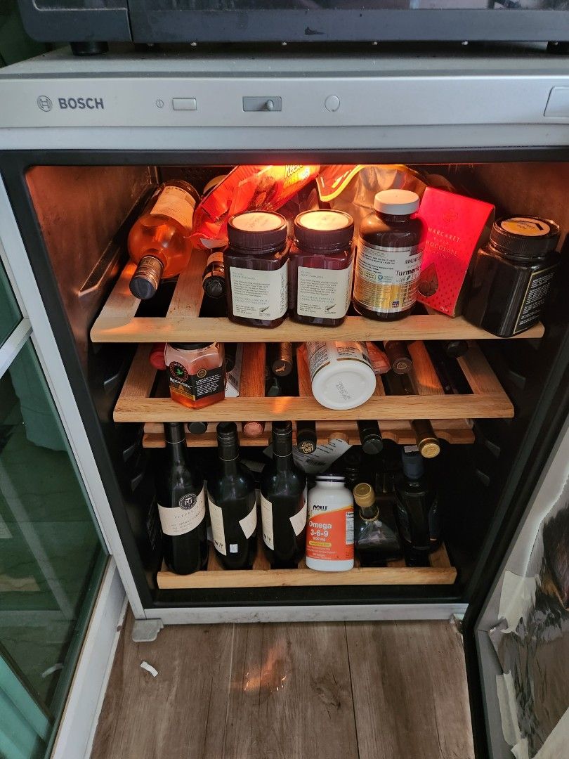 Bosch wine chiller, TV & Home Appliances, Kitchen Appliances, Wine