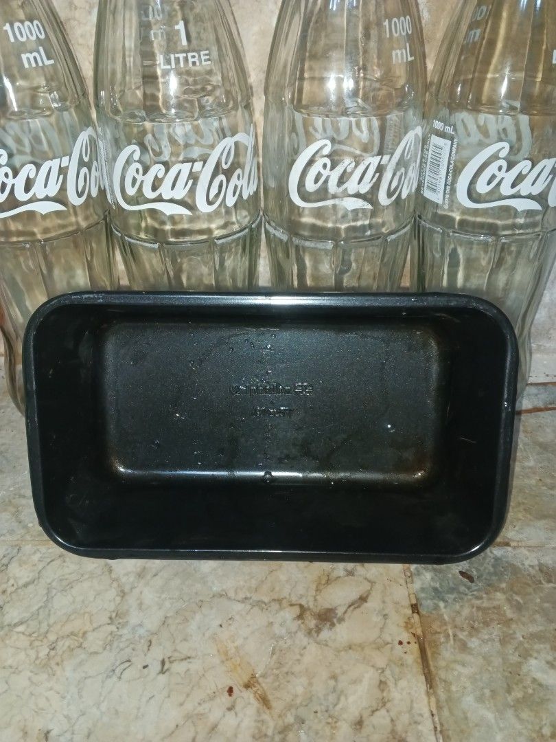 Calphalon Non Stick Bake Ware 6 Piece Set (Category: Bakeware) located in Cebu City. Submitted by ehyeah_tarot (Listing ID 1218678758, Image 3). Description: Sold as set. Condition: naay rusting gamay Get delectable results with the Simply Calphalon Nonstick Bakeware 6-pc. Set. This baking set has a nonstick coating which easily releases baked goods, and its heavyweight construction allows for even heating and durability. Cleanup is as easy as pu
