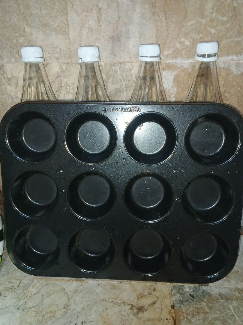 Calphalon Non Stick Bake Ware 6 Piece Set (Category: Bakeware) located in Cebu City. Submitted by ehyeah_tarot (Listing ID 1218678758, Image 2). Description: Sold as set. Condition: naay rusting gamay Get delectable results with the Simply Calphalon Nonstick Bakeware 6-pc. Set. This baking set has a nonstick coating which easily releases baked goods, and its heavyweight construction allows for even heating and durability. Cleanup is as easy as pu