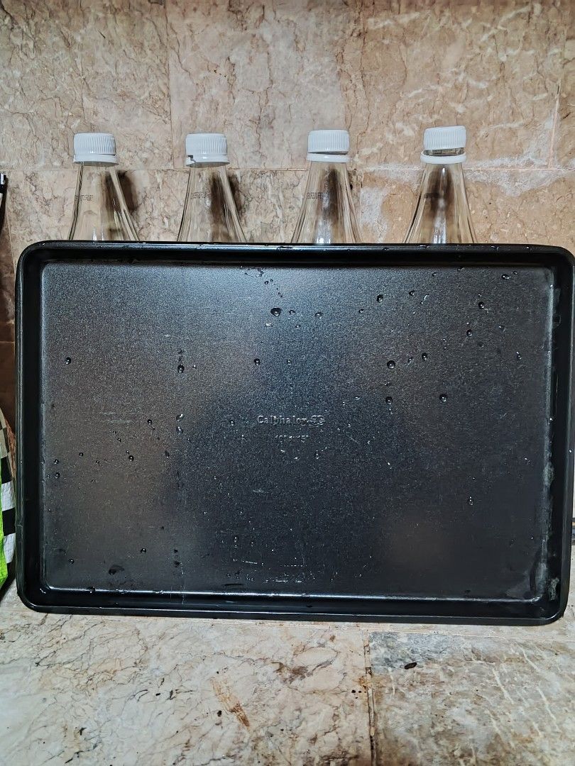 Calphalon Non Stick Bake Ware 6 Piece Set (Category: Bakeware) located in Cebu City. Submitted by ehyeah_tarot (Listing ID 1218678758, Image 1). Description: Sold as set. Condition: naay rusting gamay Get delectable results with the Simply Calphalon Nonstick Bakeware 6-pc. Set. This baking set has a nonstick coating which easily releases baked goods, and its heavyweight construction allows for even heating and durability. Cleanup is as easy as pu
