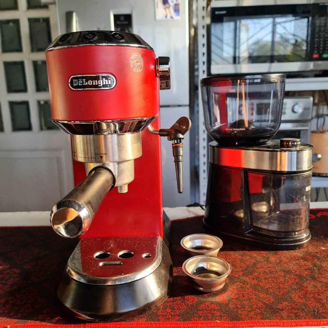 DELONGHI ESPRESSO MACHINE WITH FREE GRINDER, TV & Home Appliances