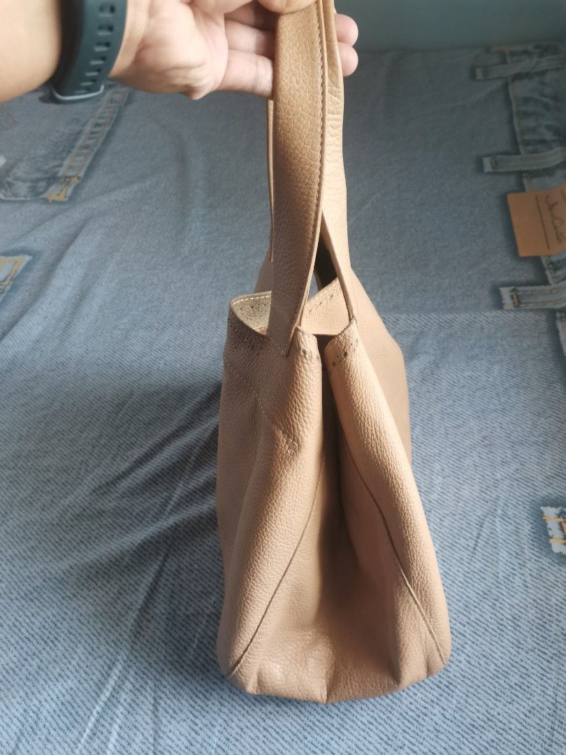 FURLA Leather bag (Category: Luxury Bags & Wallets) located in Hagunoy. Submitted by jhing0615 (Listing ID 1218569241, Image 3). Description: FURLA Genuine Leather Bag Made in Italy Color: Tan Size: 19 cm x 10 cm Flaws: Just sign of usage but it's still in good condition. Super tibay Button on each side RFS: Decluttering Shipping to be shouldered by the buyer.