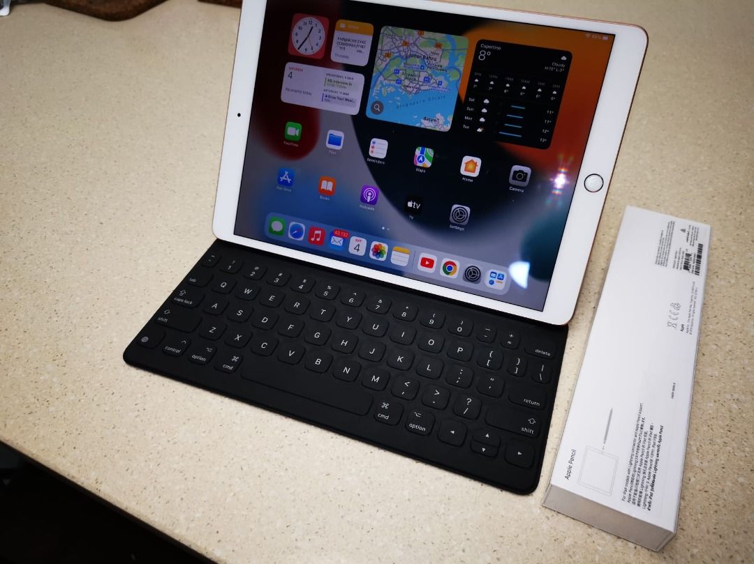 Ipad Air 3 with Apple smart keyboard with new Apple pencil 1