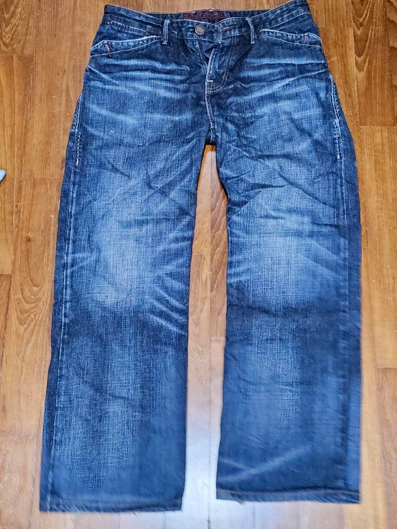 Levis Levi red loop blue jeans size 32 (Category: Jeans) located in Singapore. Submitted by iorra (Listing ID 1218636131, Image 1). Description: Levi's red loop black label series. Cannot find in stores. Note the end of the jeans are frayed..
