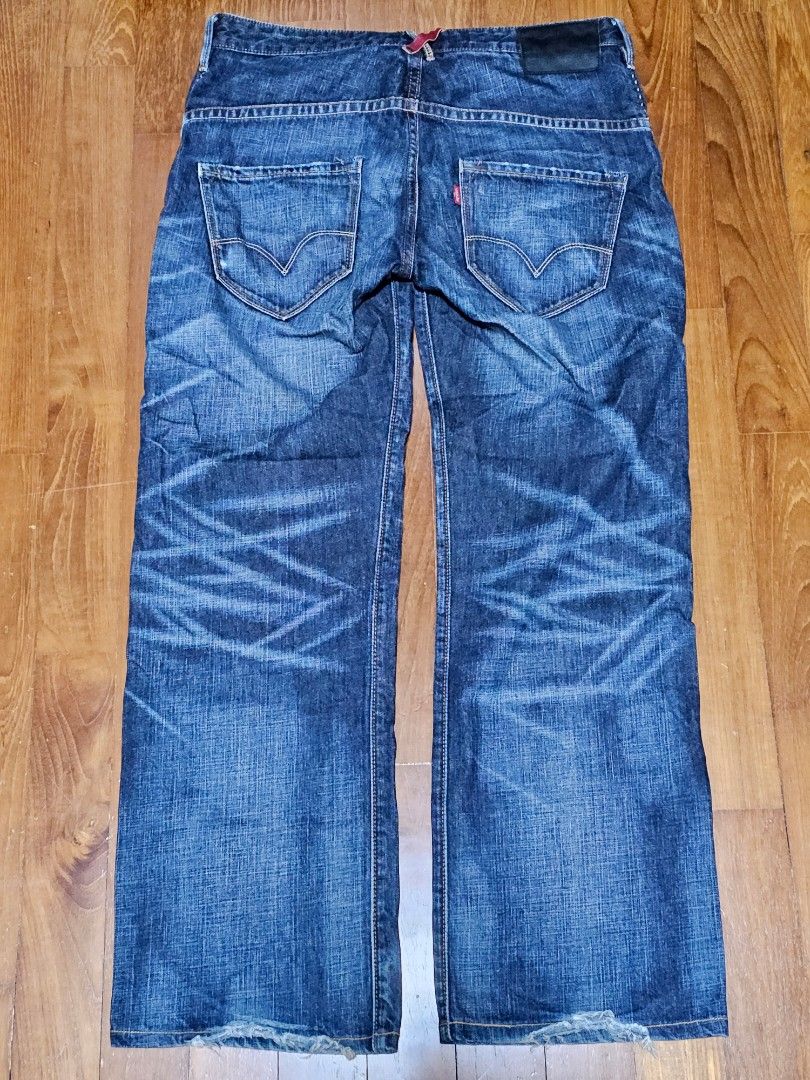 Levis Levi red loop blue jeans size 32 (Category: Jeans) located in Singapore. Submitted by iorra (Listing ID 1218636131, Image 2). Description: Levi's red loop black label series. Cannot find in stores. Note the end of the jeans are frayed..