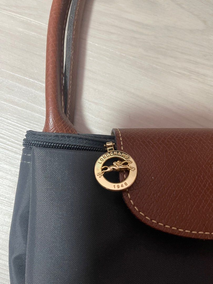 Longchamp (Category: Tote Bags) located in Singapore. Submitted by redreds (Listing ID 1218722921, Image 3). Description: Brand new Authentic Large tote bag with long handles Comes with the green card (4th pic) but lost the receipt .