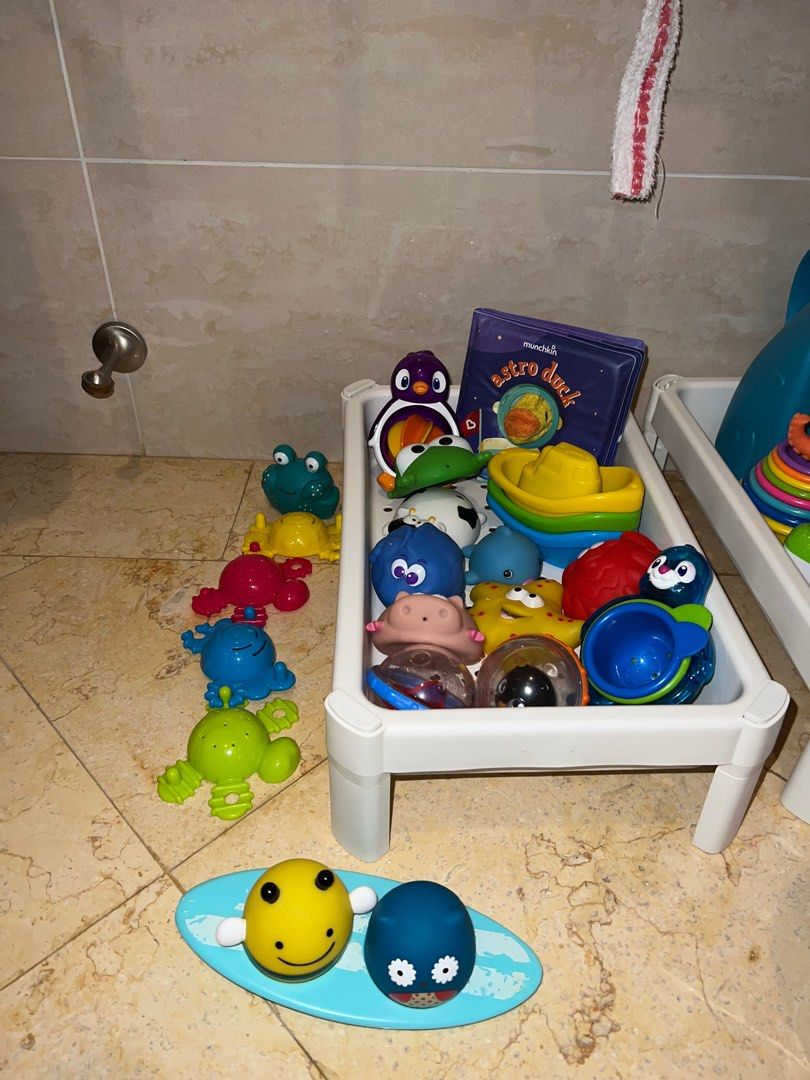 Munchkin lazy buoys 2025 bathtub toys