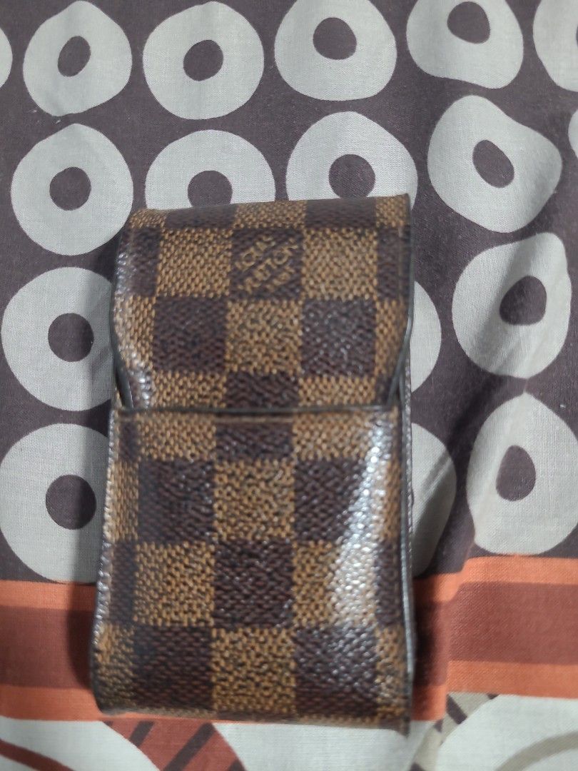 louis vuitton cigarette case with strap Etui Monogram Cigarette A new modern motif has been lasered on the metallic plaque hiding the credo humidificator and on the removable wooden tray. LOUIS VUITTON Monogram Vernis Green