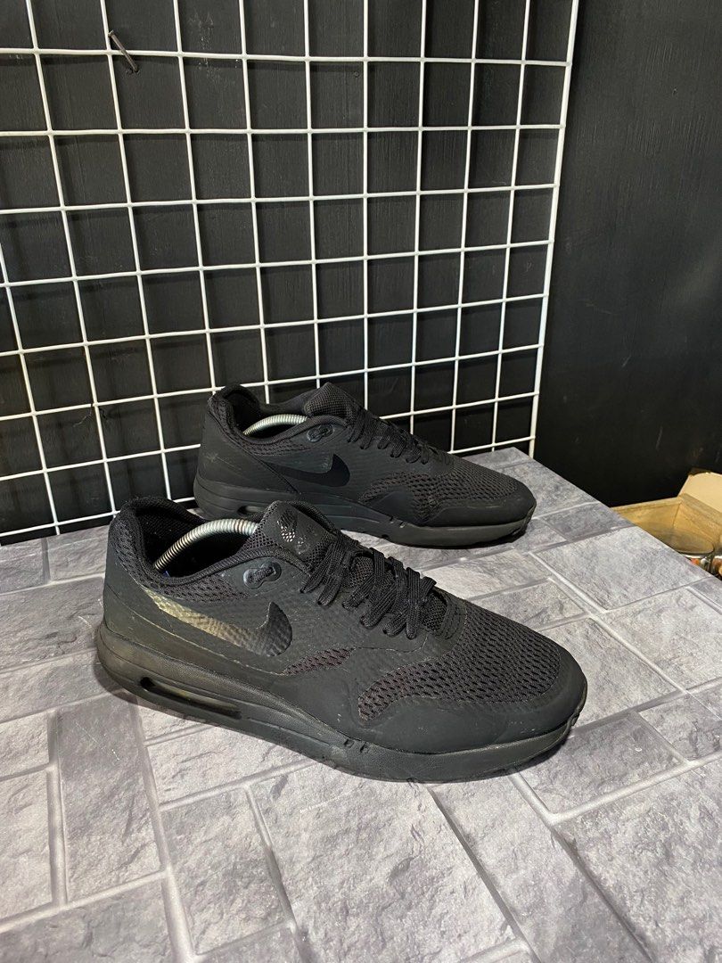 triple black air max 1