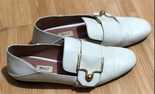 Pre-owned Bally Loafers (size 37.5)