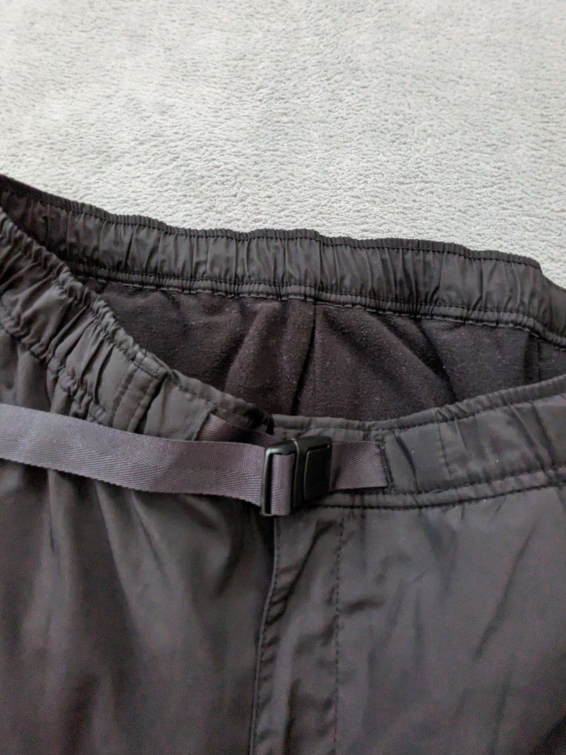 Uniqlo Heattech Fleece Lined Waterproof Pants in Black, Women's Fashion