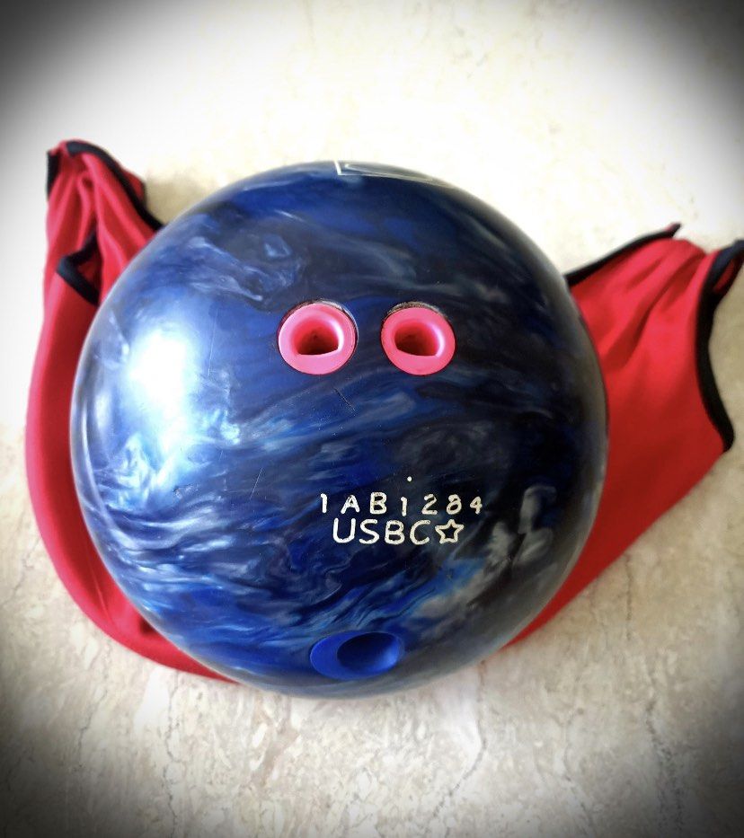 9 lbs Bowling ball Brunswick, Sports Equipment, Sports & Games