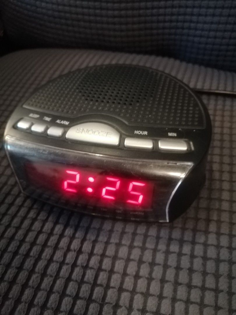 Affordable Tesco Am/Fm Radio Clock 220 'volts, Audio, Portable Music