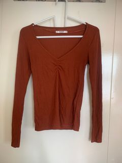 Atasan Pull and bear VGC V neck warna cantik