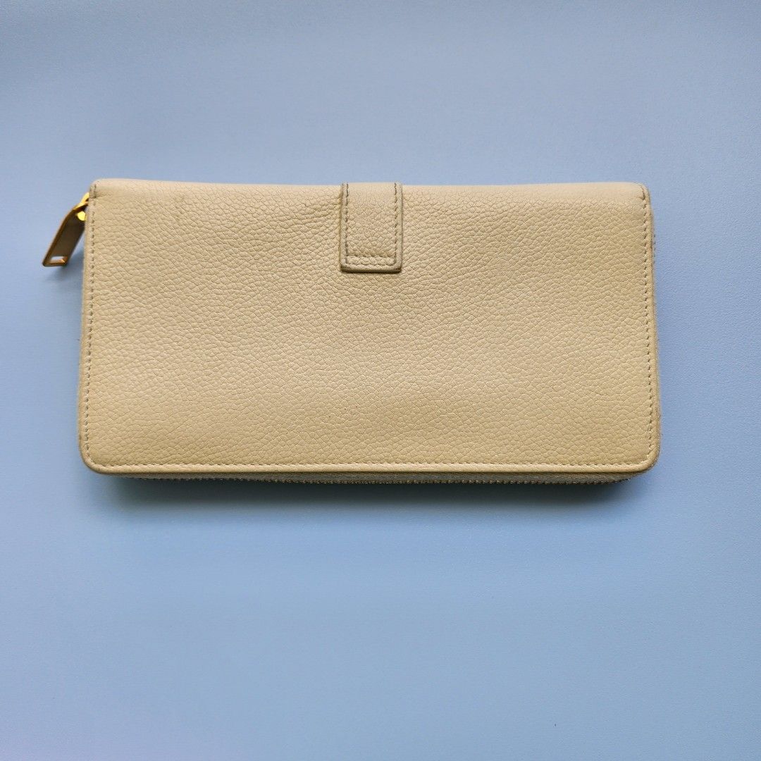 Authentic Ysl Zippy Wallet (Category: Luxury Bags & Wallets) located in Pasig City. Submitted by kitsch_closet (Listing ID 1218921762, Image 2). Description: Authentic Preloved YSL Zippy Wallet white grained leather gold hardware with signs of usage (rub marks, hairline scratches Rank B.