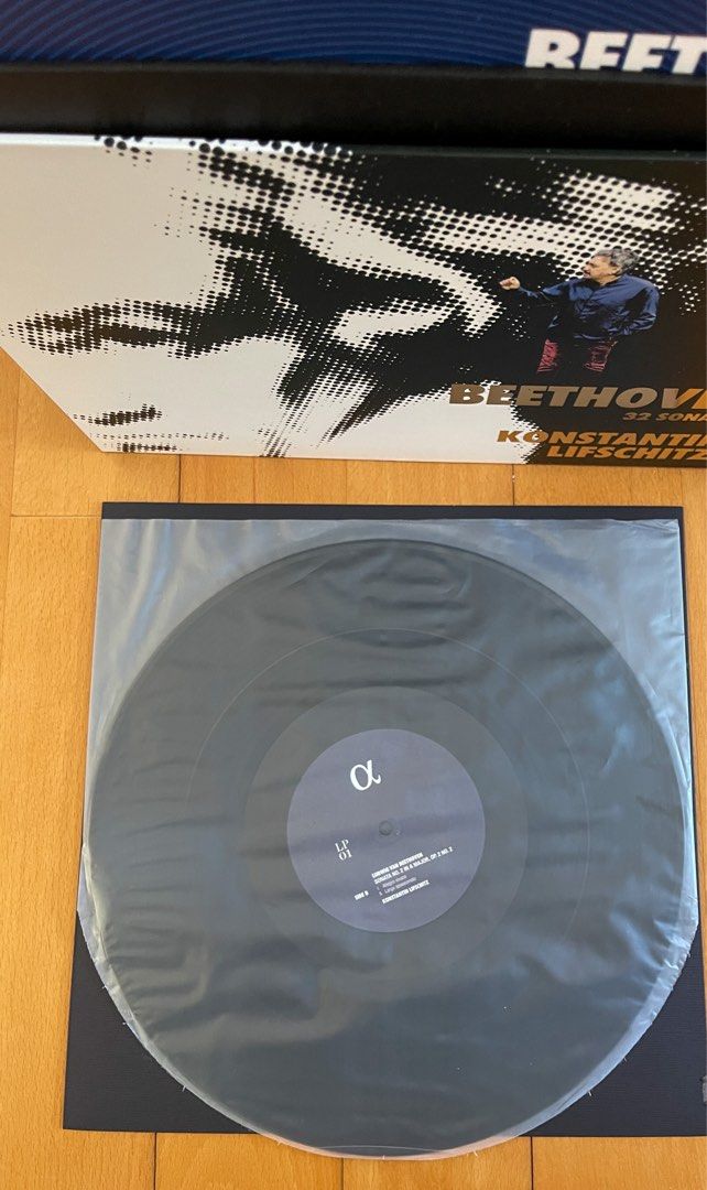 【列夫席茲32首貝多芬鋼琴奏鳴曲】限量珍藏版17片180克重磅黑膠盒裝 （全新未拆封） （分類：音樂與媒體 - 黑膠碟）位於 Hong Kong。 由 davidhuang9903 提交（商品編號 1218570196，圖片 3）。簡介： Konstantin Lifschitz’s ‘Beethoven 32 Sonatas’ Worldwide Limited 17-LP Boxsets 港大的錄音，琴音充滿活力，有臨場感。—— 《HIFI音響》雜誌音樂版主編劉志剛 錄音效果自然真實，充分呈現音樂廳現場氣氛，琴音晶瑩鏗鏘，比例適中，沒有刻意的凸顯低音鍵音響效果，保留了演奏者的音樂平衡性。—— 《音響論壇》雜誌總編輯劉漢盛 全球首套180克全新錄製貝多芬鋼琴奏鳴曲全集的黑膠盒裝。12吋黑膠的金屬直刻母盤 (DMM) 由德國著名公司老虎魚 (Stockfisch) 製造，配以獨立編號，全球限量500套。 《經濟學人》（2020/11/21 期）談到「命運使貝多芬的音樂更具感染力，並非源於