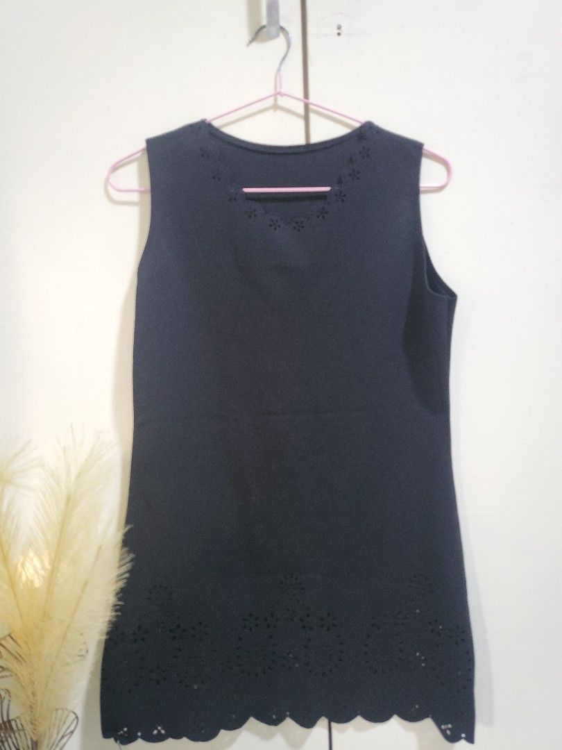 Black simple dress (Category: Dresses) located in Manila. Submitted by kth18 (Listing ID 1218856815, Image 1). Description: ♡ good condition ♡ S-M ♡ negotiable. DM me 🙂 ♡ ggx / shopee co.