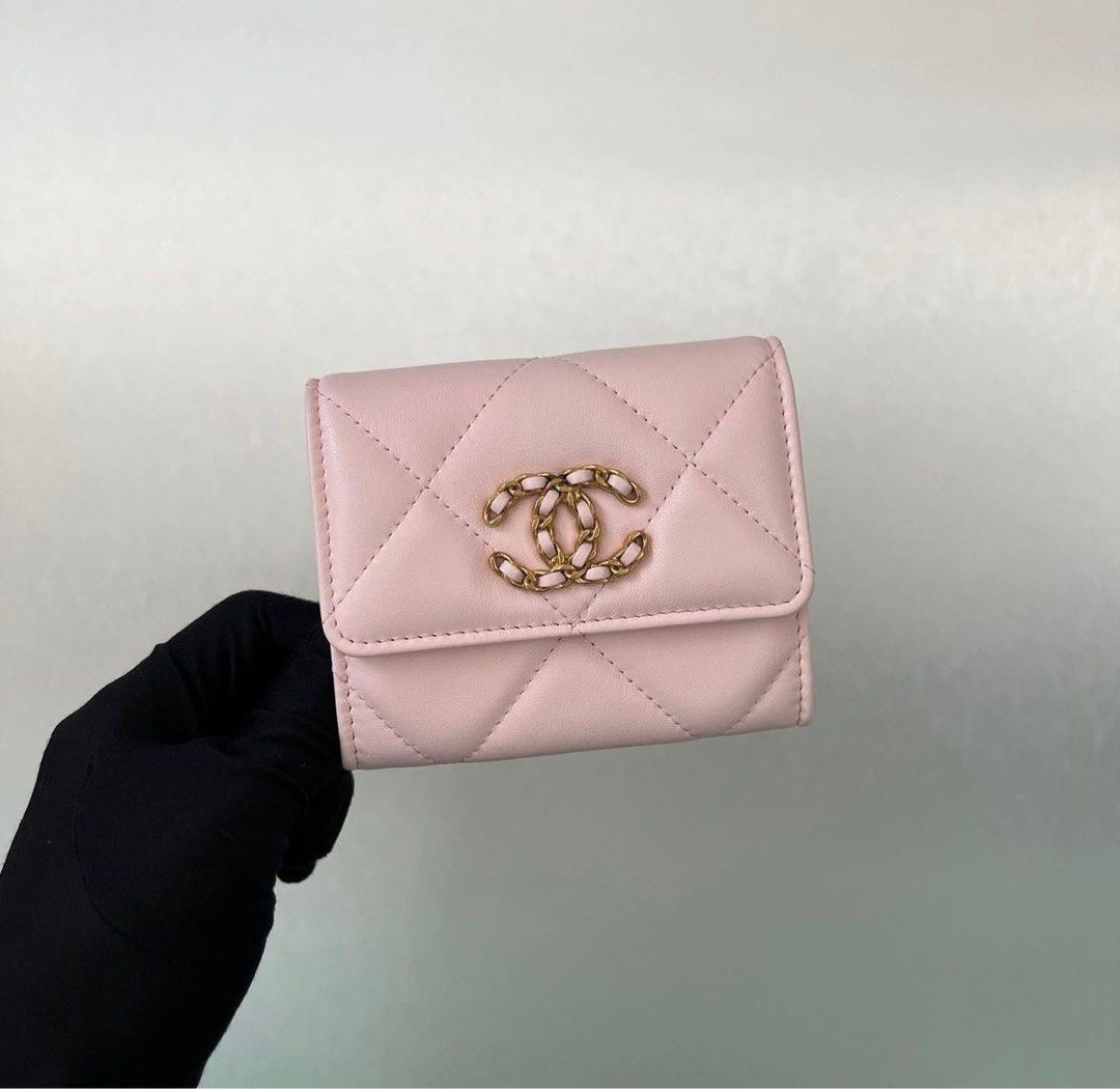 Chanel 19 XL Card Holder Lambskin Light pink / Ghw