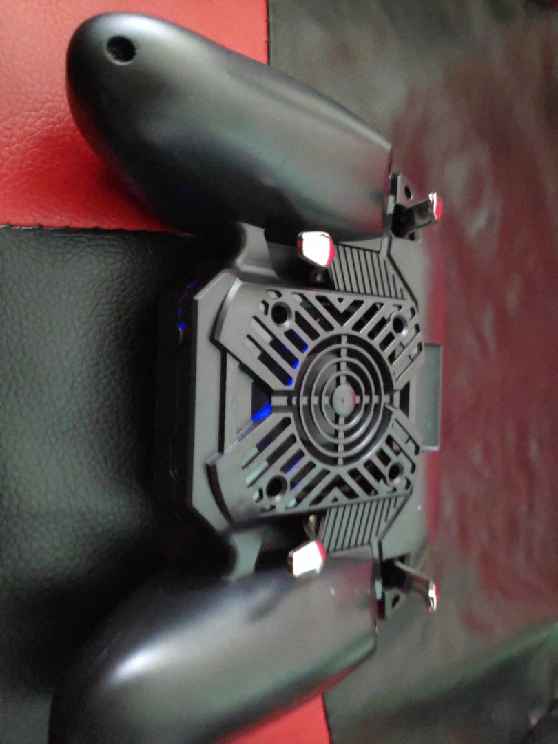 controller pubg (Category: Other Mobile & Gadget Accessories) located in Seri Kembangan. Submitted by clevershark_9b9628 (Listing ID 1218773173, Image 2). Description: rm35 include post biasa nmpk yg 2 kan, ni ada 4 ada kipas juga boleh on ada lampu.. cas usb type B.. guna sekejap sahaja sebab start focus push ml...
