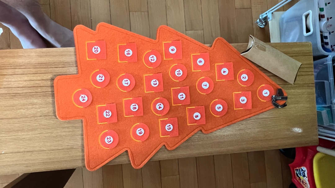 Hermes advent calendar Christmas tree, 傢俬＆家居, 家居裝飾, 牆上裝飾 Carousell