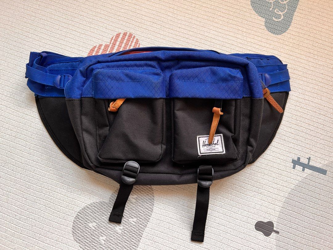 Herschel eighteen sling bag store
