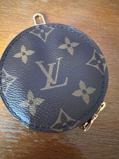Louis Vuitton Poudre Monogram Vernis Pochette Cles Key and Change Holder  Beige