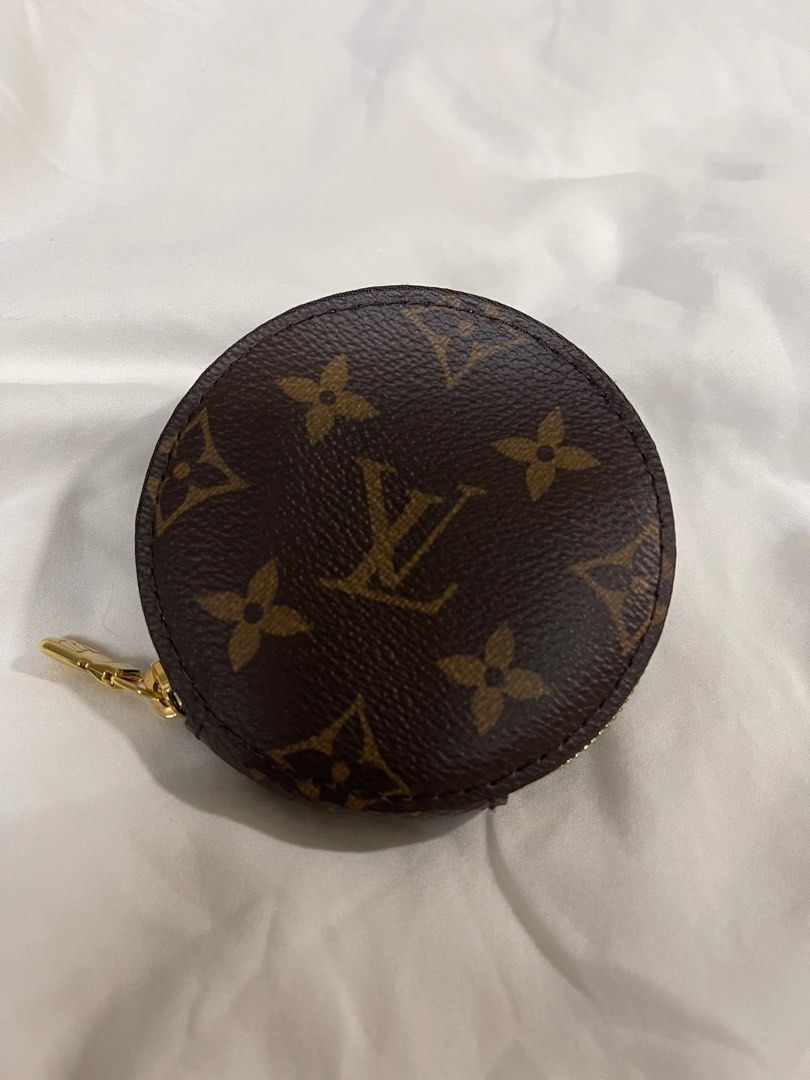 Louis Vuitton Pink Multipochette Rose Clair (Category: Luxury Bags & Wallets) located in Manila. Submitted by eb.declutters (Listing ID 1218917166, Image 3). Description: Like new - used once or twice only Louis Vuitton Pink Multipochette Bought in Greenbelt last November 2021 and just stored in a glass cabinet Complete with all inclusions - including dust bag, box, straps, chains, bag and paperbag This is a rare item and is hard to find item RFS