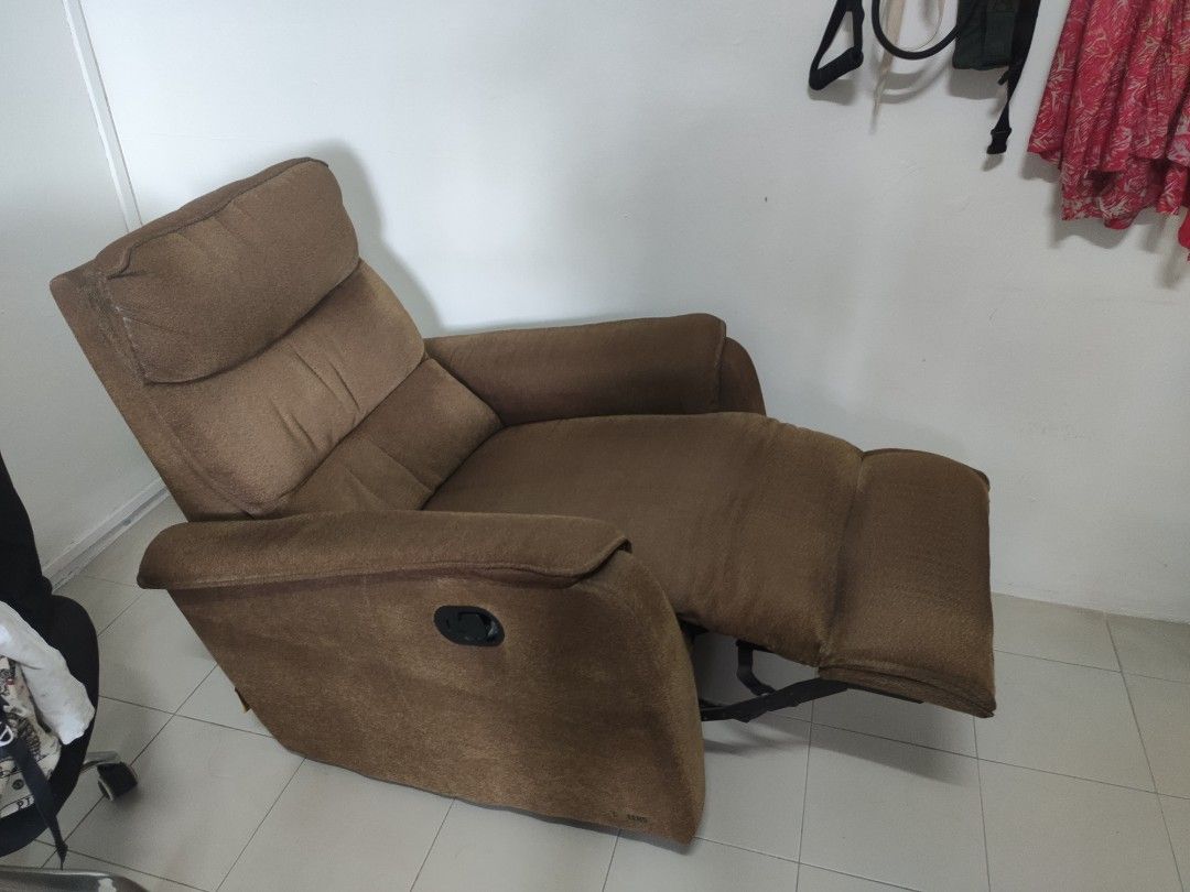 Manual recliner, Furniture & Home Living, Furniture, Chairs on Carousell