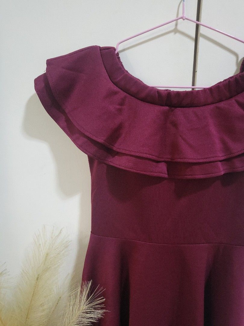 Maroon off shoulder dress (Category: Dresses) located in Manila. Submitted by kth18 (Listing ID 1218853200, Image 2). Description: ♡ good condition ♡ S-M ♡ negotiable. DM me 🙂 ♡ ggx / shopee co.