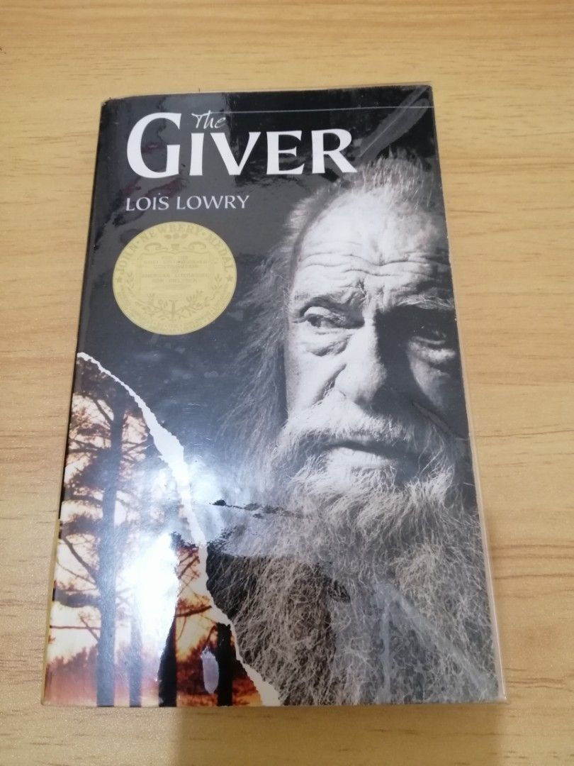 The Giver by Lois Lowry on Carousell