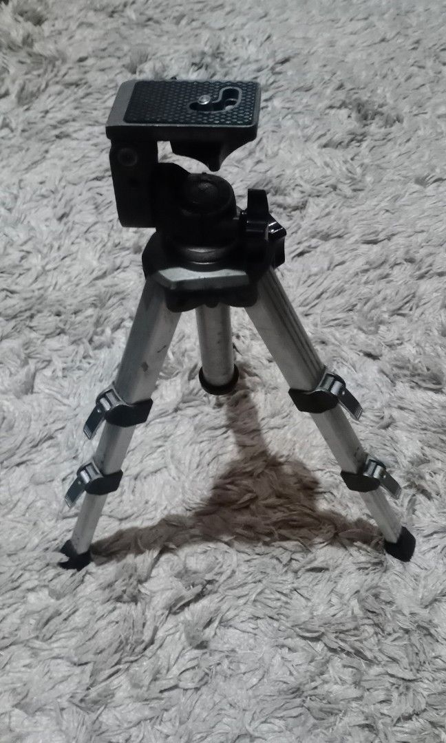Velbon Mini Tripod (Category: Tripods & Monopods) located in Santa Rosa. Submitted by amnebre (Listing ID 1218771599, Image 3). Description: .