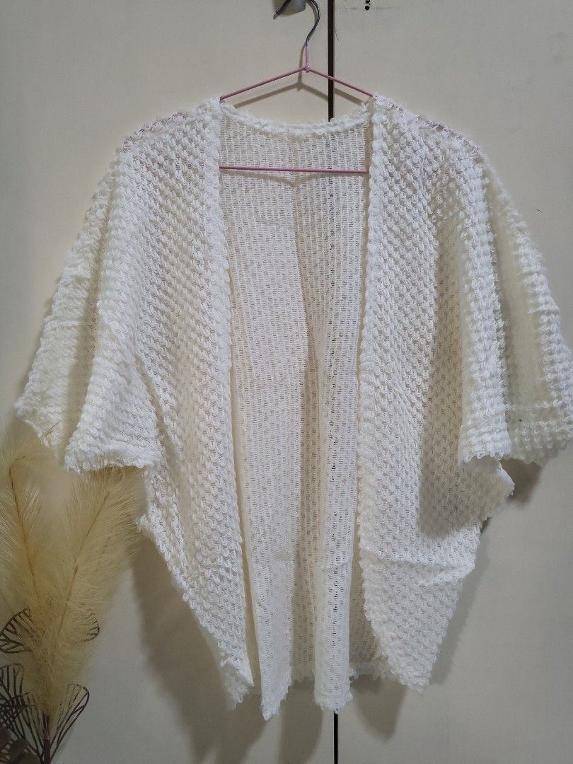 White cardigan (Category: Coats, Jackets and Outerwear) located in Manila. Submitted by kth18 (Listing ID 1218855740, Image 1). Description: ♡ good condition, perfect for beach outfit ♡ M-L ♡ negotiable. DM me 🙂 ♡ ggx / shopee co.
