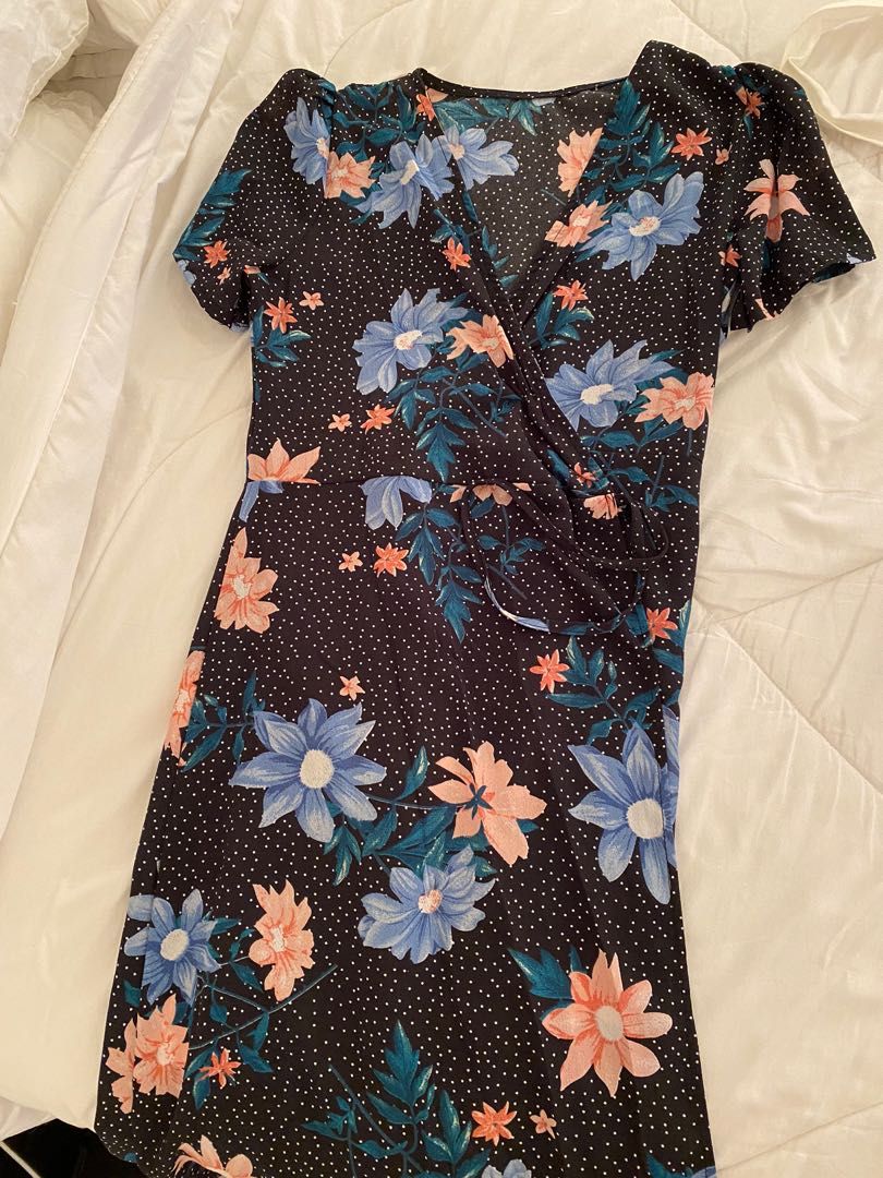 Wrap around french dress (Category: Dresses) located in Quezon City. Submitted by lanadt (Listing ID 1218767295, Image 3). Description: Selling this cute wrap around dress with french sleeves. Very comfy .