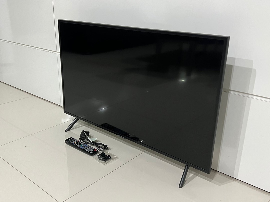 43 inch Samsung Smart TV (Screen flickering), TV & Home Appliances, TV