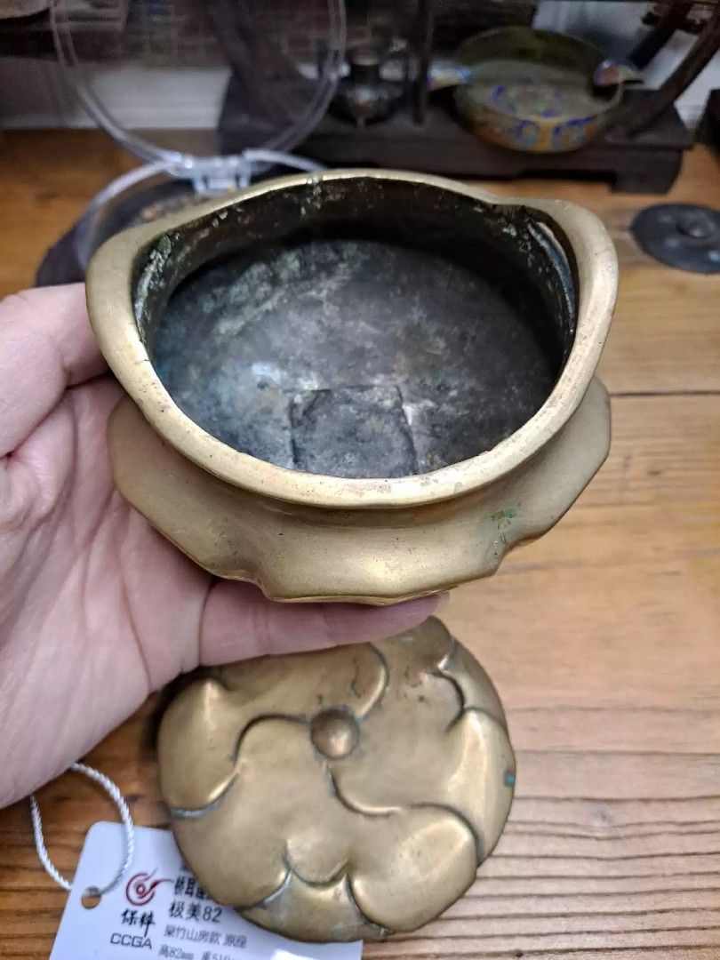 清代莲瓣型橘瓤型原配荷叶型底座桥耳三足私款杲竹山房篆书款花式炉一套