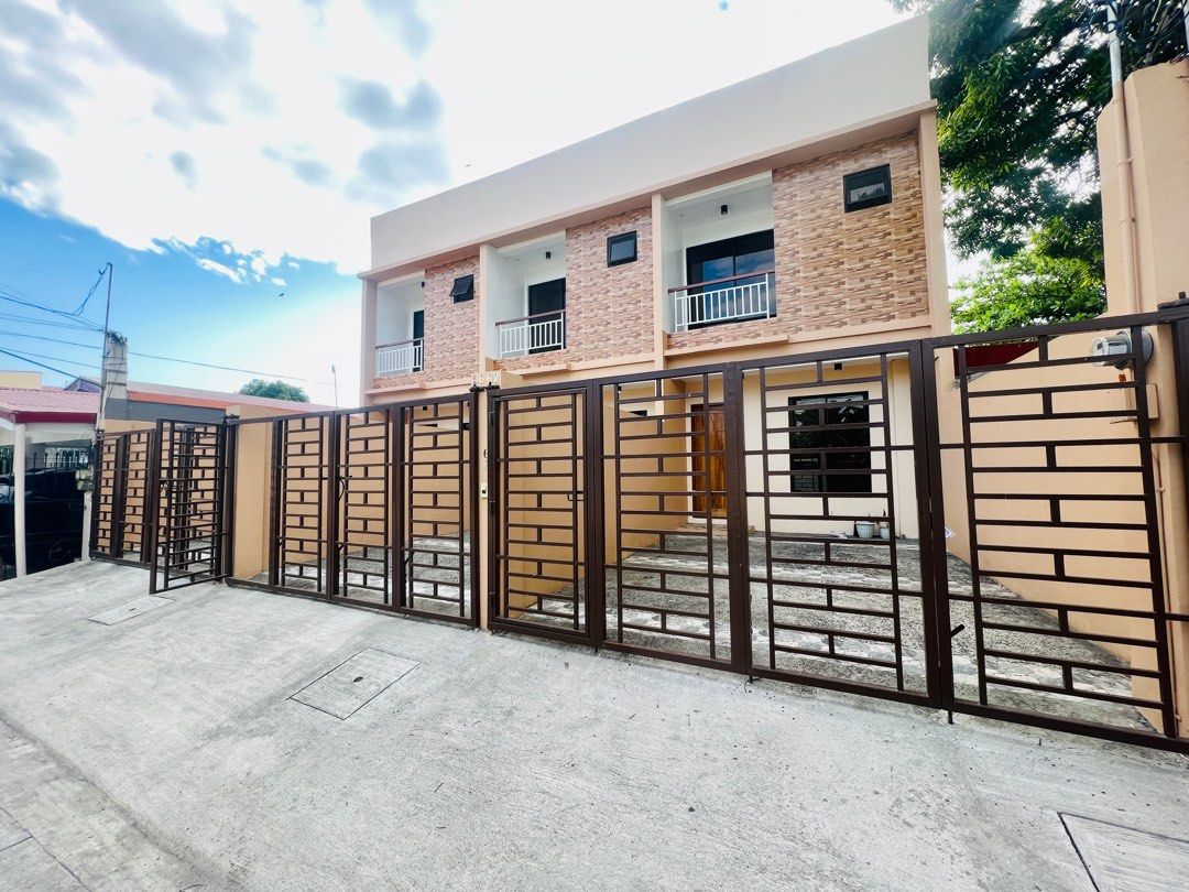 BRAND NEW MODERN TRIPLEX HOUSE IN LAS PINAS VERY NEAR IN SOUTHVILLE