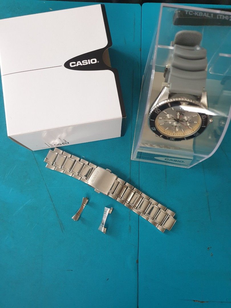 Casio Duro Rare MDV-303 white unicorn (Category: Men's Watches) located in Naga. Submitted by xkenzero7x (Listing ID 1219035326, Image 2). Description: P9.5k (Freeship) pwedi COD/Cash on Delivery pag malayo via LBC Casio Duro Rare MDV-303 white Unicorn -Japan movement -Divers 200m -Luminous dial -Stainless Steel -Mint condition -Free New AM Rubber strap -New Battery -All parts original -W/ box and acrylic case.