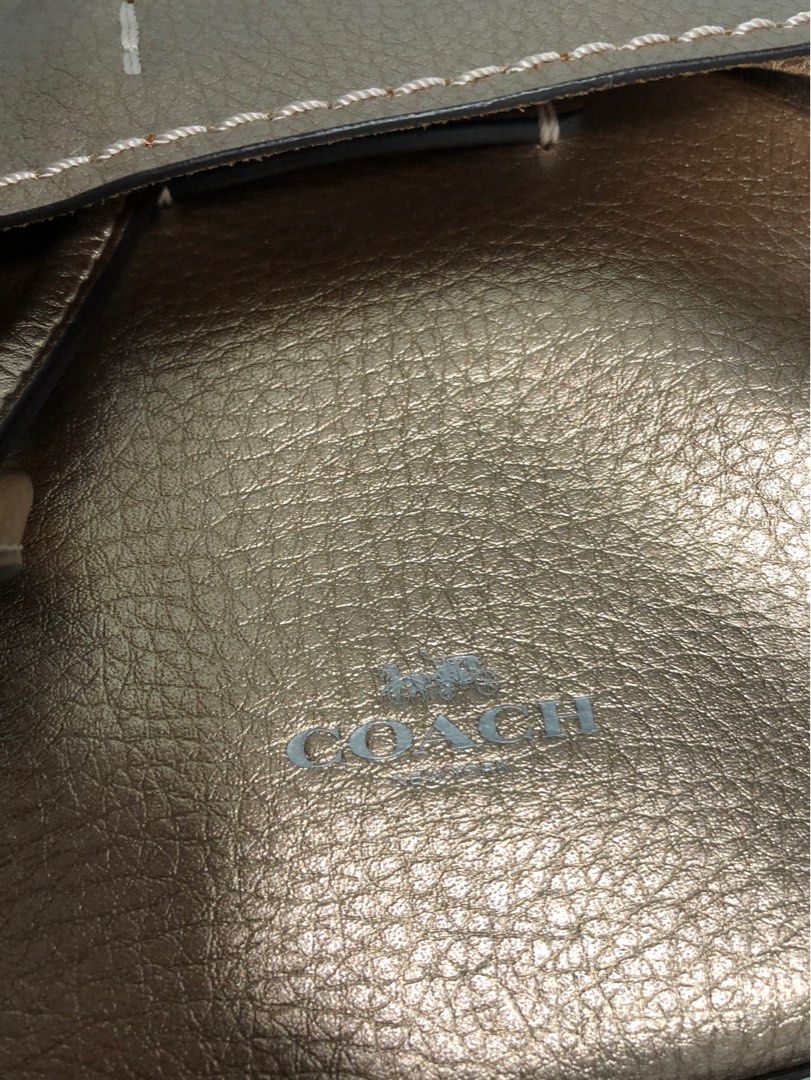 Coach backpack （分類：手袋及銀包）位於 Hong Kong。 由 keykeystar 提交（商品編號 1219085022，圖片 3）。簡介： Excellent condition Very stylish model Can be worn as backpack or crossbody Color: copper 。