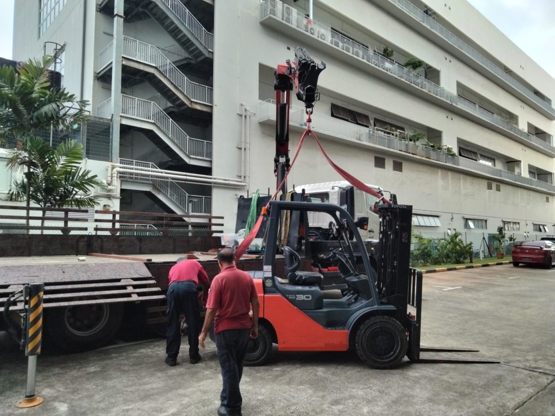 Rental Forklift on site / Forklift Transport / Mobile Crane / Lorry