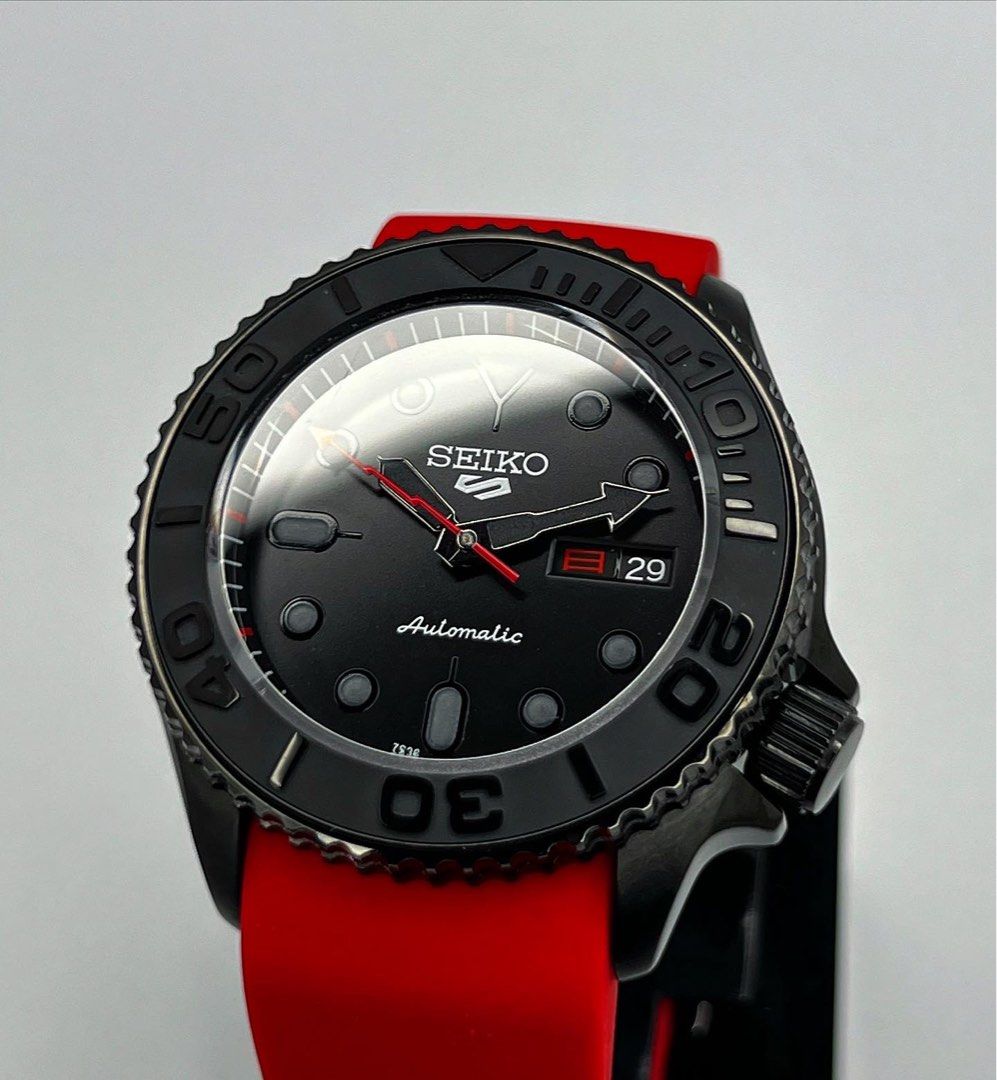 Custom Seiko Mod Blacked out SKX with a hint of red, Men's Fashion, Watches  & Accessories, Watches on Carousell