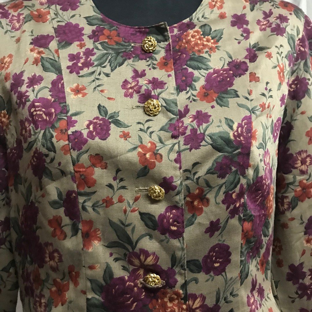 Floral blouse (Category: Blouses) located in Kuala Lumpur. Submitted by rm5_prelovedd (Listing ID 1219078494, Image 2). Description: Material cotton Ask for measurement .