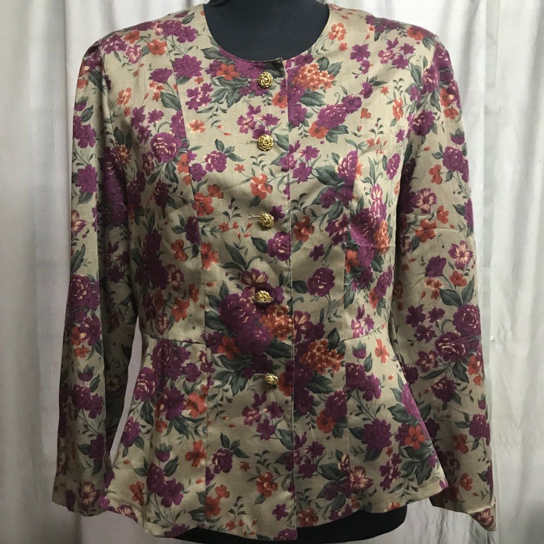 Floral blouse (Category: Blouses) located in Kuala Lumpur. Submitted by rm5_prelovedd (Listing ID 1219078494, Image 1). Description: Material cotton Ask for measurement .