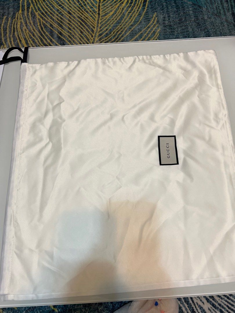 White gucci deals dust bag