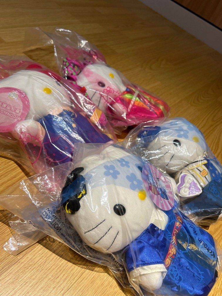 Hello Kitty (Category: Vintage Collectibles) located in Singapore. Submitted by isaiahchng (Listing ID 1219082562, Image 2). Description: WYSIWYG.