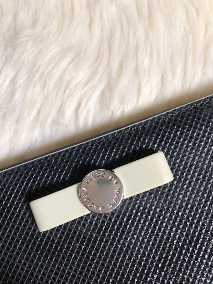 ‼️SALE‼️MARC JACOBS WALLET (Category: Luxury Bags & Wallets) located in Naga. Submitted by shieshop (Listing ID 1219044494, Image 2). Description: Marc Jacobs Bifold wallet from Japan Excellent condition.