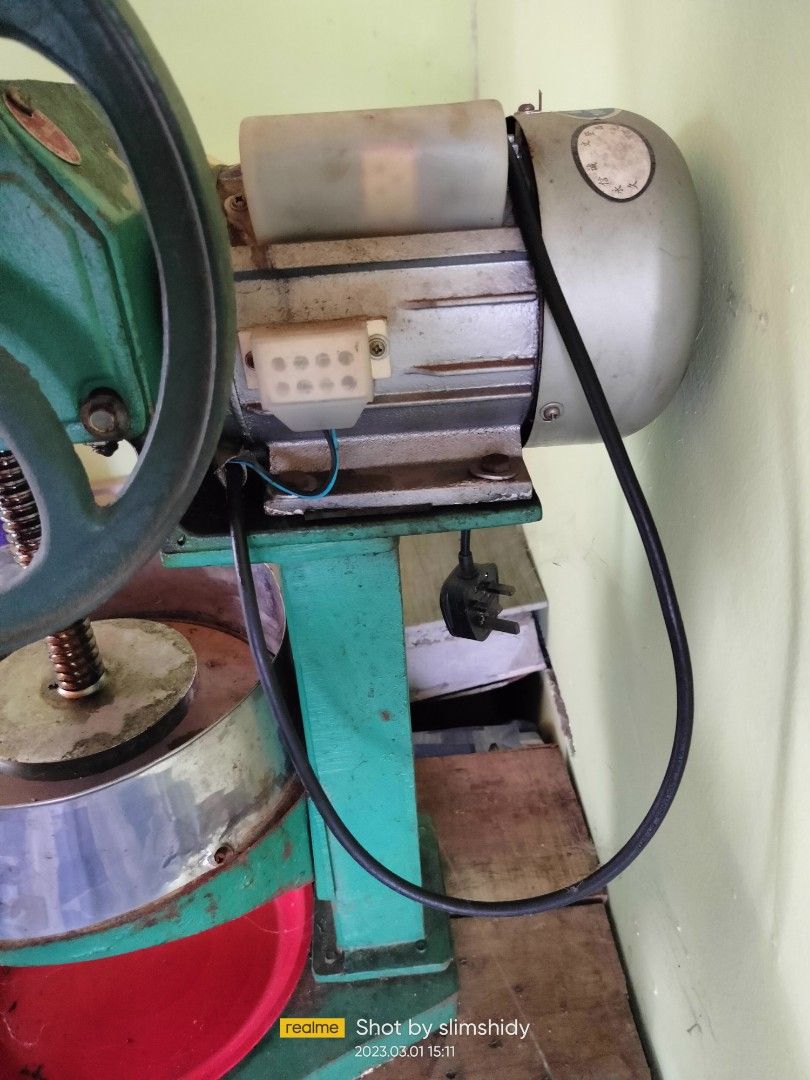 PENGISAR AIS ELEKTRIK, Furniture & Home Living, Home Improvement