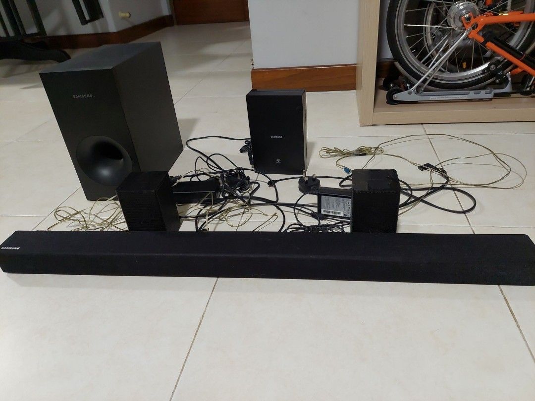 Samsung HW K360 Soundbar Subwoofer and Rear Speakers